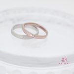 ミルラインと面取りが輝く結婚指輪【リュンヌ】