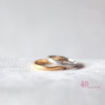 リングの両端に彫りを施す結婚指輪【パルフェ】