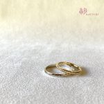 熟練職人の鏨が輝きを宿す結婚指輪【エマーブル】