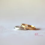 波打つシルエットに面取りを施す結婚指輪【リュンヌ】